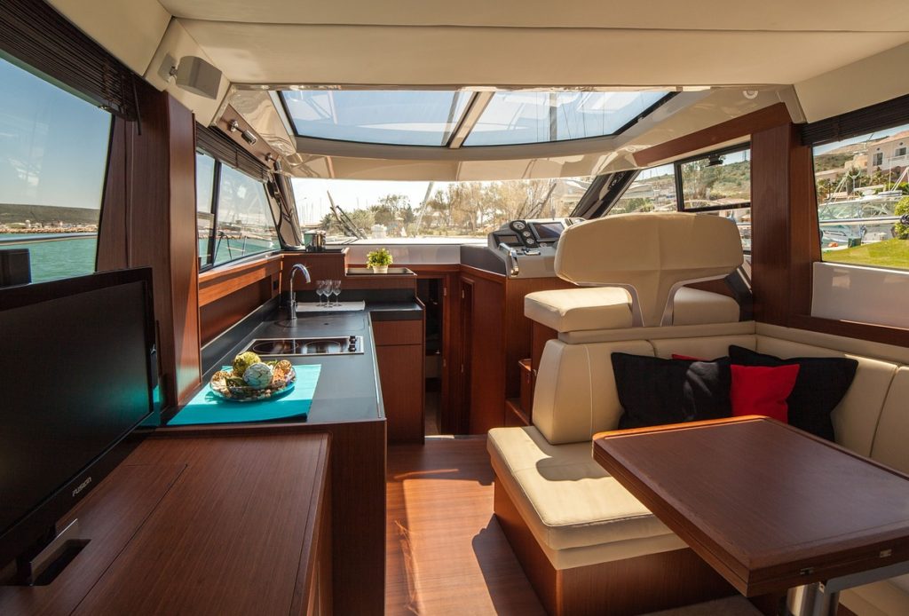 motor yacht, cabin, inner space-638392.jpg